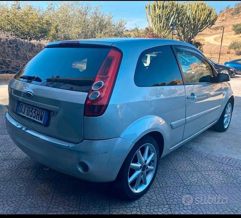Usata Ford Fiesta 80 CV (58 kW) 2007 Grigio Berlina