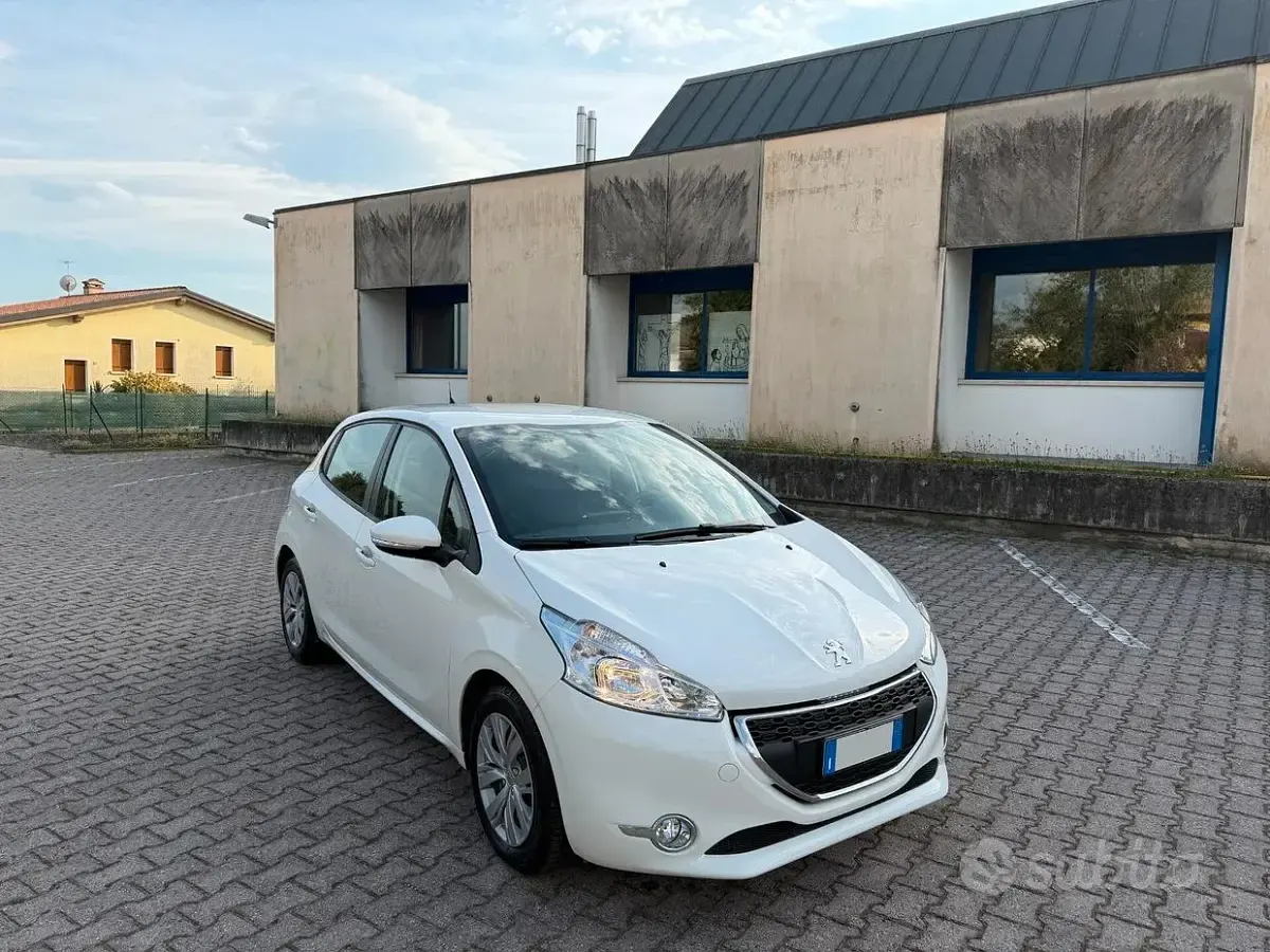 Usata Peugeot 208 Allure 68 CV (50 kW) 2014 Bianco Utilitaria