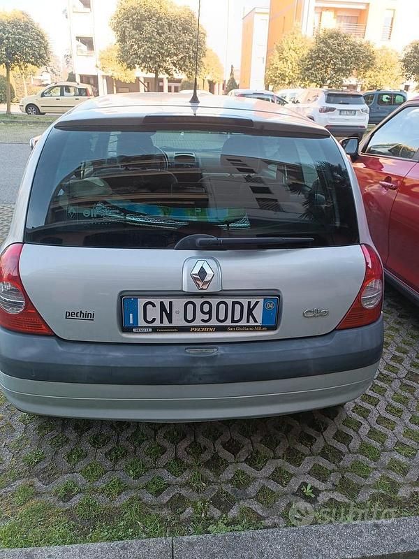 Usata Renault Clio II Privilege 75 CV (55 kW) 2004 Grigio Berlina