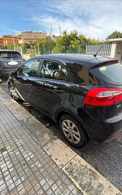 Usado Kia Rio 85 HP (62 kW) 2011 Preto Citadino