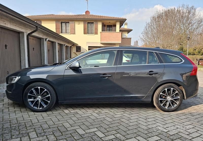 Usata Volvo V60 R-Design 120 CV (88 kW) 2016 Grigio Station wagon