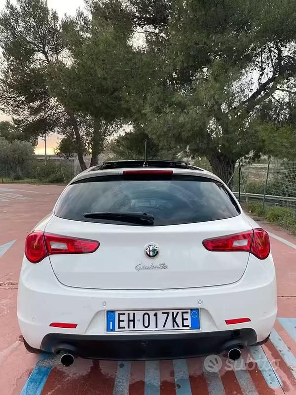 Usata Alfa Romeo Giulietta Distinctive 140 CV (102 kW) 2011 Bianco Utilitaria