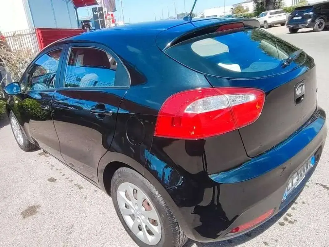 Usata Kia Rio 75 CV (55 kW) 2014 Nero Berlina