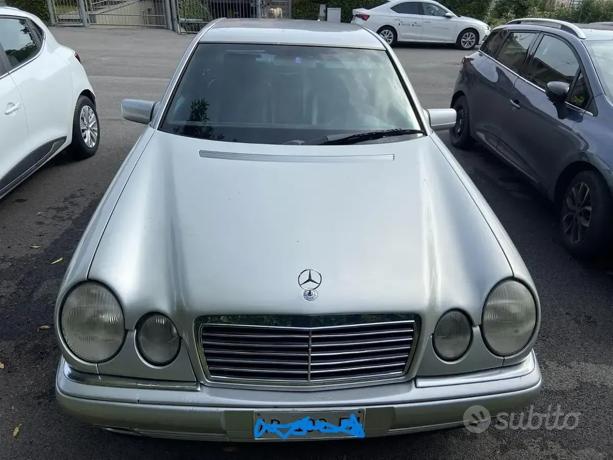 Usata Mercedes E200 136 CV (100 kW) 1997 Grigio Berlina