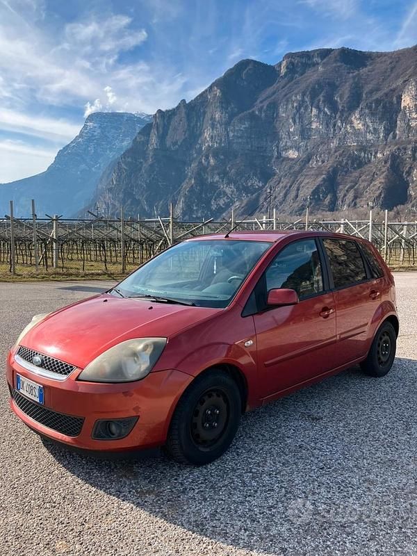Usata Ford Fiesta Titanium 68 CV (50 kW) 2008 Rosso Utilitaria