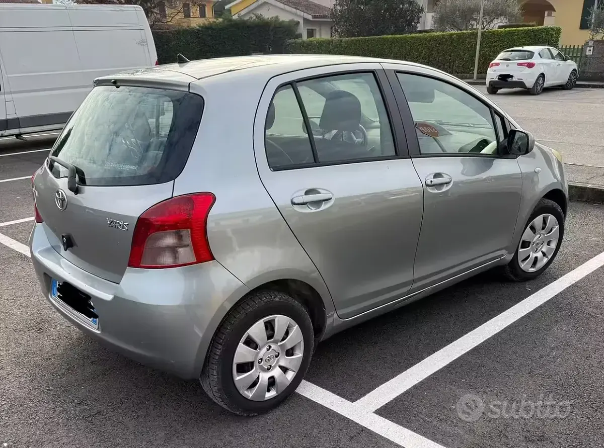 Usata Toyota Yaris 69 CV (50 kW) 2006 Grigio Berlina