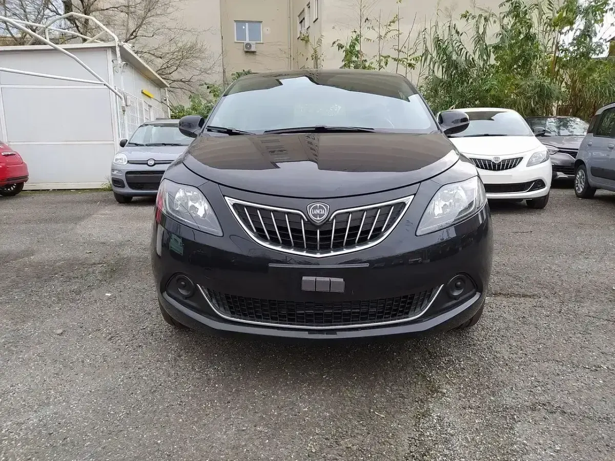 Usata Lancia Ypsilon Silver 70 CV (51 kW) 2023 Nero Utilitaria