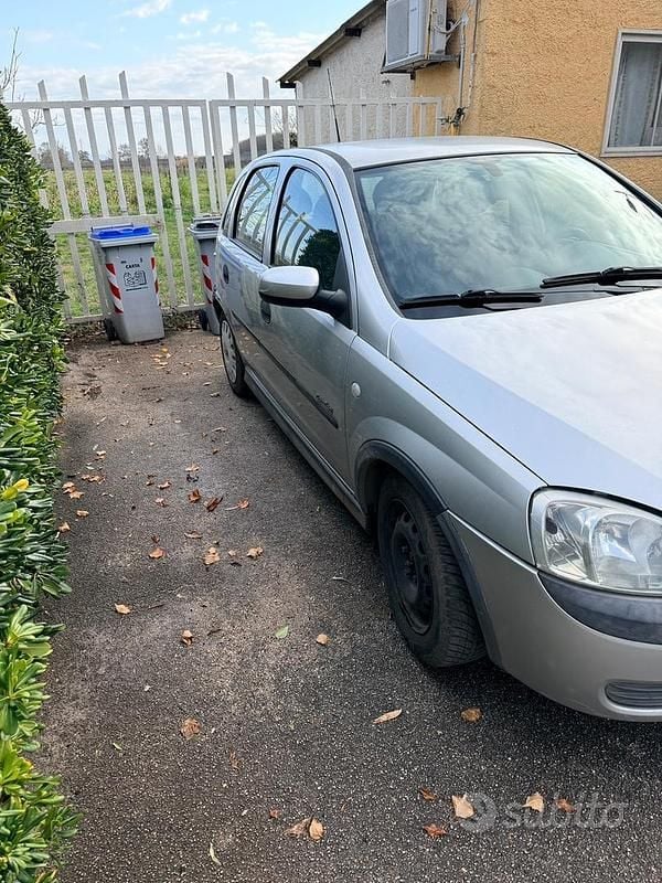 Usata Opel Corsa Comfort 75 CV (55 kW) 2002 Grigio Berlina