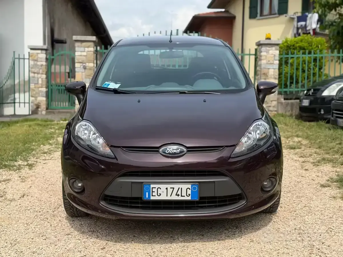 Usata Ford Fiesta Titanium 68 CV (50 kW) 2011 Grigio Berlina