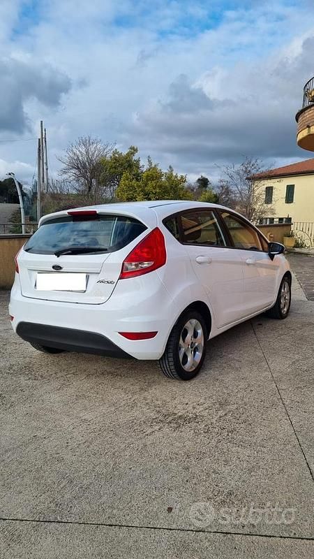 Usata Ford Fiesta 70 CV (51 kW) 2012 Bianco Utilitaria