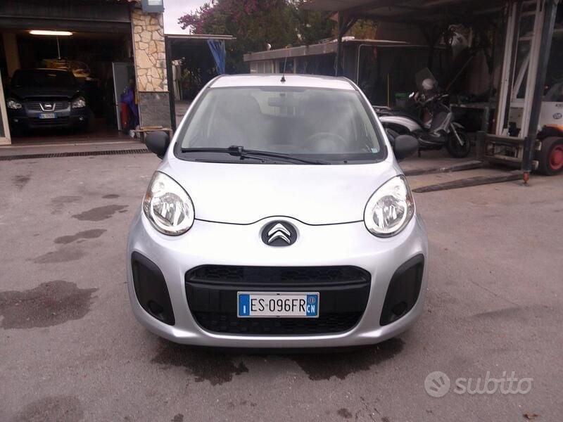 Argento Usata 2013 Citroën C1 Attraction Due volumi | 5999 € (Buon prezzo) - Immagine 1/4