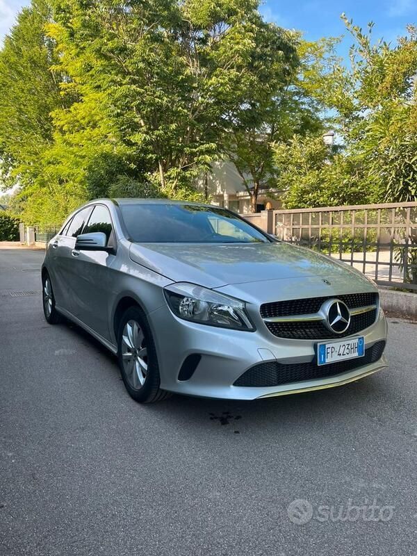 Grigio Usata 2018 Mercedes A160 Due volumi | 14.000 € (Super prezzo) - Immagine 1/4
