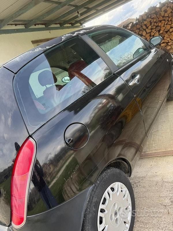 Usata Lancia Ypsilon 70 CV (51 kW) 2004 Nero Utilitaria