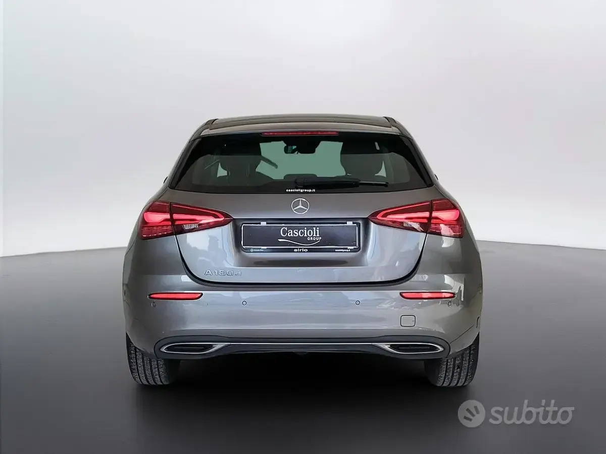 Usata Mercedes A180 Advanced 116 CV (85 kW) 2023 Grigio montagna Berlina