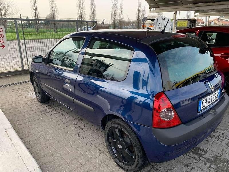 Usata Renault Clio II Dynamique 75 CV (55 kW) 2003 Blu/azzurro Berlina