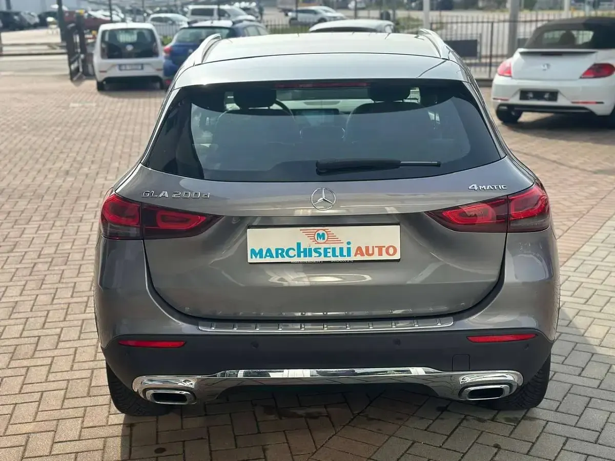 Käytetty Mercedes GLA200 150 HP (110 kW) 2021 Harmaa Katumaasturi