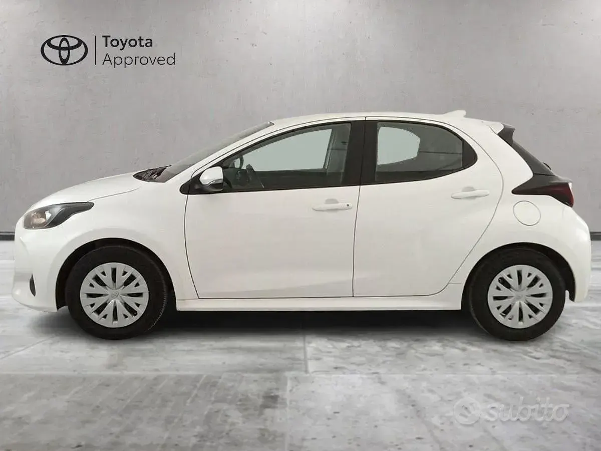 Usata Toyota Yaris Hybrid Active 92 CV (67 kW) 2023 Bianco Berlina