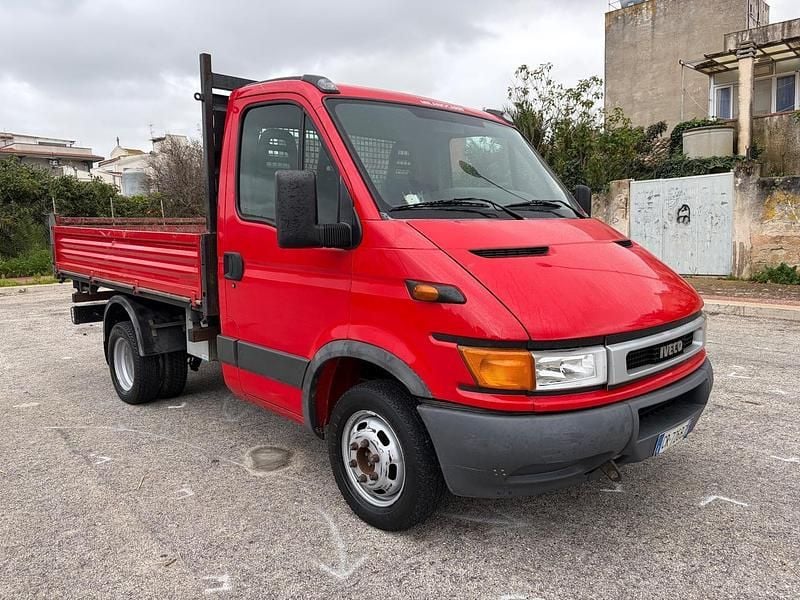 Rosso Usata 2004 Iveco Daily Tre volumi | 12.500 € (Cara) - Immagine 1/4