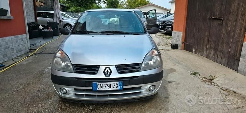Grigio Usata 2005 Renault Clio II Authentique Tre volumi | 1800 € (Buon prezzo) - Immagine 1/4