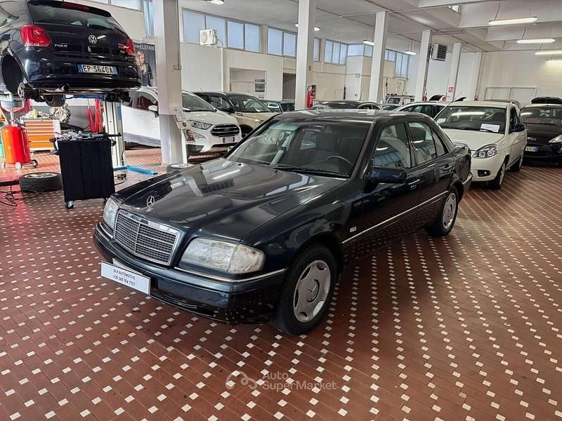 Blu Usata 1996 Mercedes C180 Classic Tre volumi | 4400 € (Buon prezzo) - Immagine 1/4