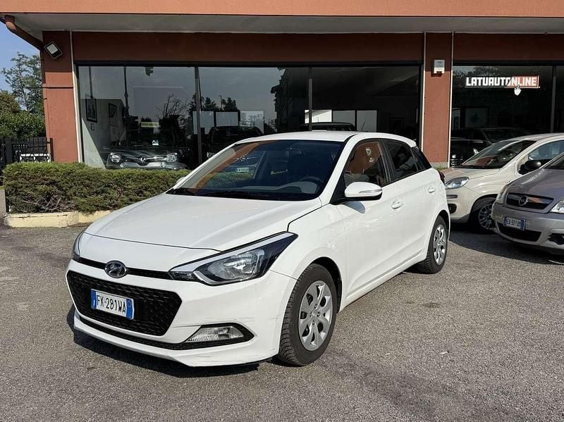 Bianco Usata 2017 Hyundai i20 Classic Due volumi | 7900 € (Buon prezzo) - Immagine 1/4