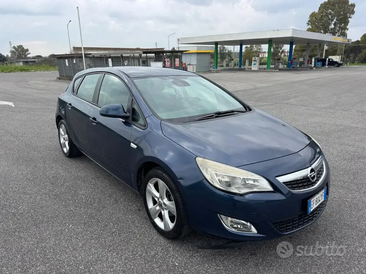 Usata Opel Astra 100 CV (73 kW) 2012 Grigio Berlina