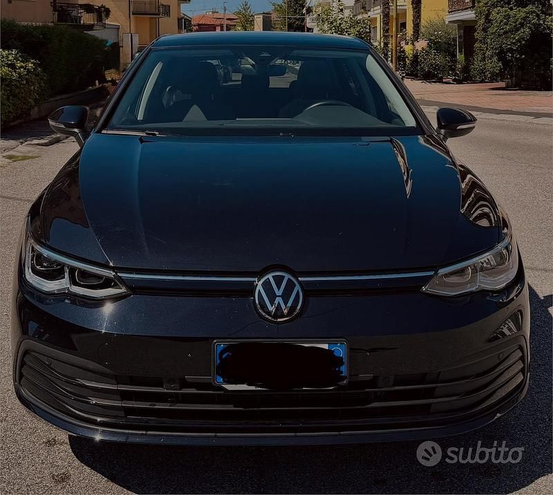 Nero Usata 2022 VW Golf VIII Life Due volumi | 25.000 € (Buon prezzo) - Immagine 1/4