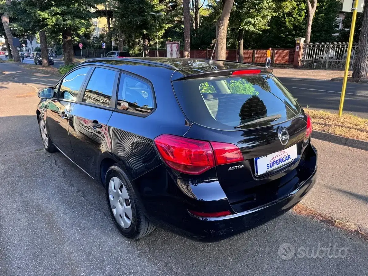 Usata Opel Astra 110 CV (80 kW) 2011 Nero Station wagon