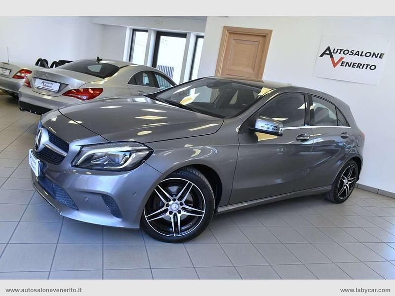 Grigio Usata 2017 Mercedes A180 Premium Tre volumi | 17.500 € (Buon prezzo) - Immagine 1/4