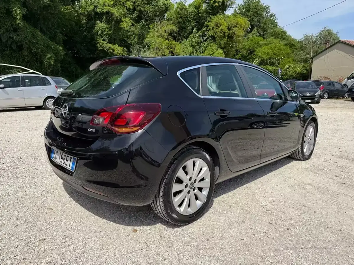 Usata Opel Astra 125 CV (91 kW) 2010 Nero Berlina