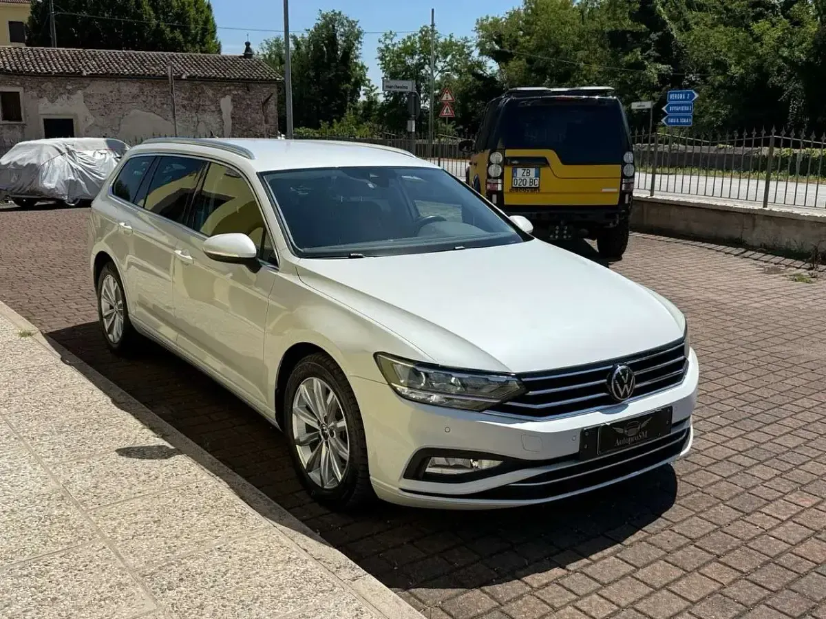 Usata VW Passat 150 CV (110 kW) 2020 Bianco perlato Station wagon