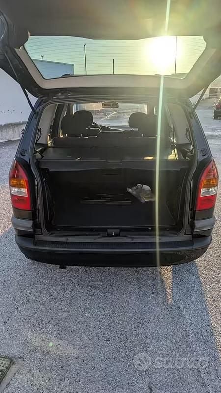 Usata Opel Zafira Elegance 101 CV (74 kW) 2001 Nero Monovolume