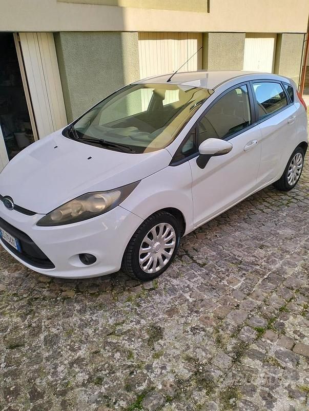 Usata Ford Fiesta 70 CV (51 kW) 2011 Bianco Utilitaria