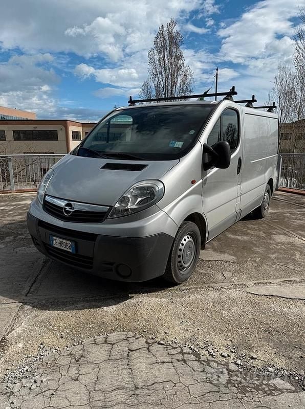 Usata Opel Vivaro 90 CV (66 kW) 2007 Grigio Monovolume