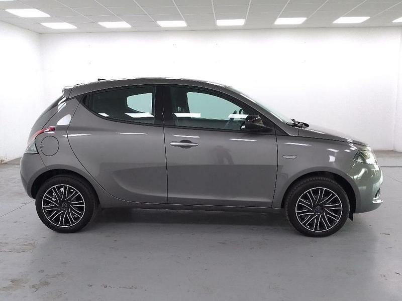 Usata Lancia Ypsilon Gold 69 CV (50 kW) 2022 Grigio Utilitaria