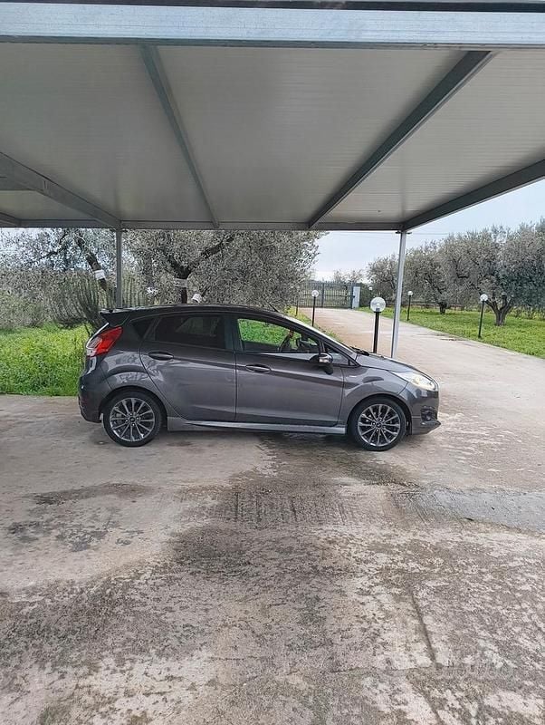 Grigio Usata 2017 Ford Fiesta ST-Line Berlina | 10.500 € (Cara) - Immagine 1/4