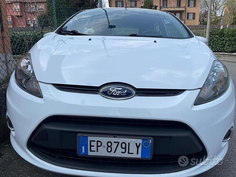 Usata Ford Fiesta 96 CV (70 kW) 2012 Bianco Utilitaria