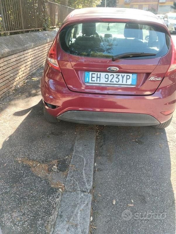 Usata Ford Fiesta 75 CV (55 kW) 2013 Rosso Utilitaria