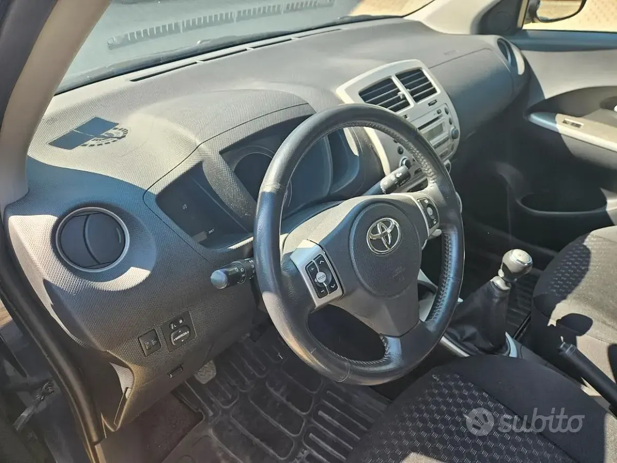 Usata Toyota Urban Cruiser 90 CV (66 kW) 2009 Blu Utilitaria