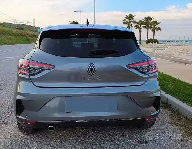 Usata Renault Clio V 90 CV (66 kW) 2024 Grigio Berlina