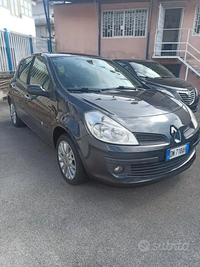 Usata Renault Clio II Dynamique 75 CV (55 kW) 2008 Grigio Berlina