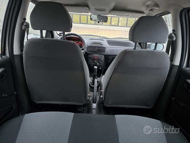 Usata Fiat Punto 69 CV (50 kW) 2005 Grigio Berlina