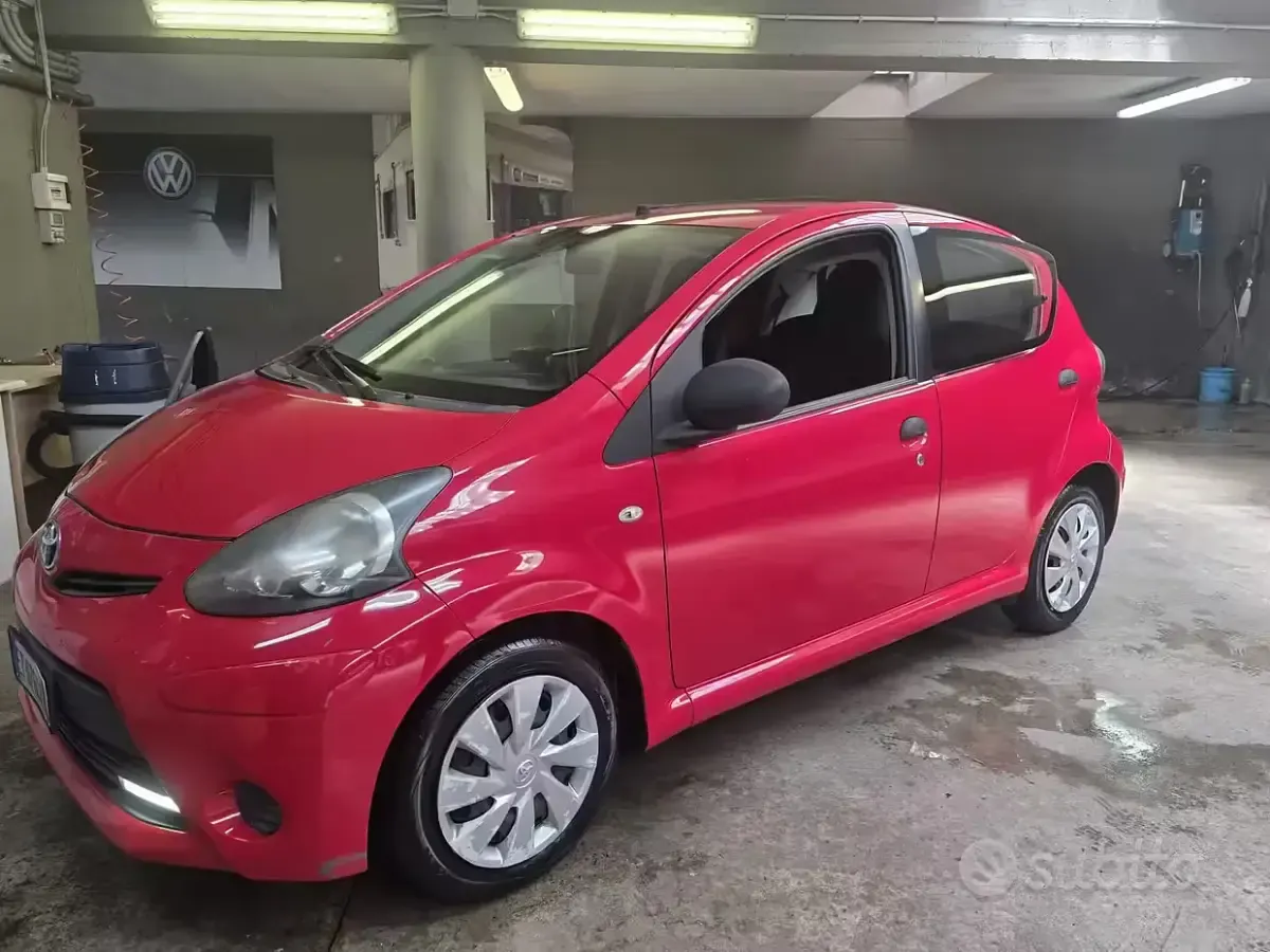 Brugt Toyota Aygo Connect Style 68 HK (50 kW) 2013 Rød Hatchback