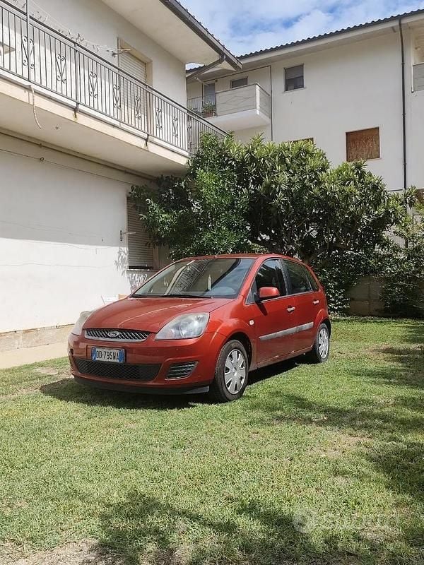 Usata Ford Fiesta 90 CV (66 kW) 2006 Rosso Utilitaria