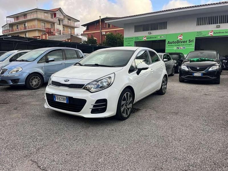 Bianco Usata 2015 Kia Rio Tre volumi | 5700 € (Ottimo prezzo) - Immagine 1/4