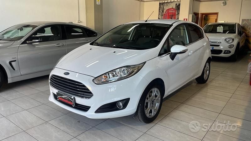 Bianco Usata 2017 Ford Fiesta Titanium Tre volumi | 8500 € (Buon prezzo) - Immagine 1/4