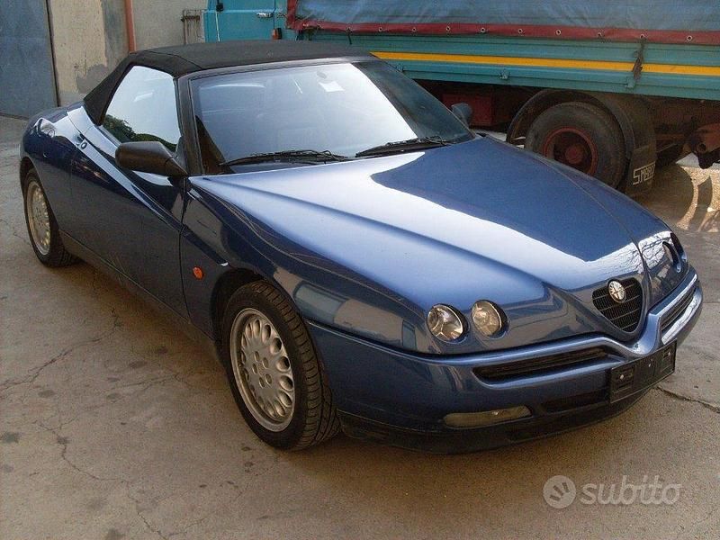Usata Alfa Romeo Spider 192 CV (141 kW) 1995 Blu metallizzato Cabrio