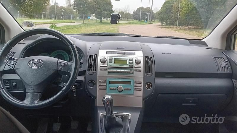 Usata Toyota Corolla Verso 2007 Grigio Monovolume