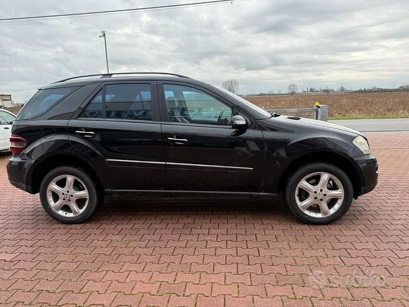 Usata Mercedes ML320 224 CV (164 kW) 2007 Nero SUV