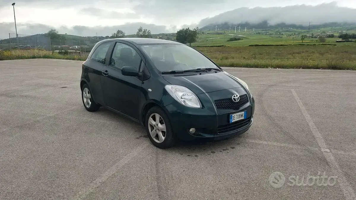 Usata Toyota Yaris 85 CV (62 kW) 2007 Verde Utilitaria